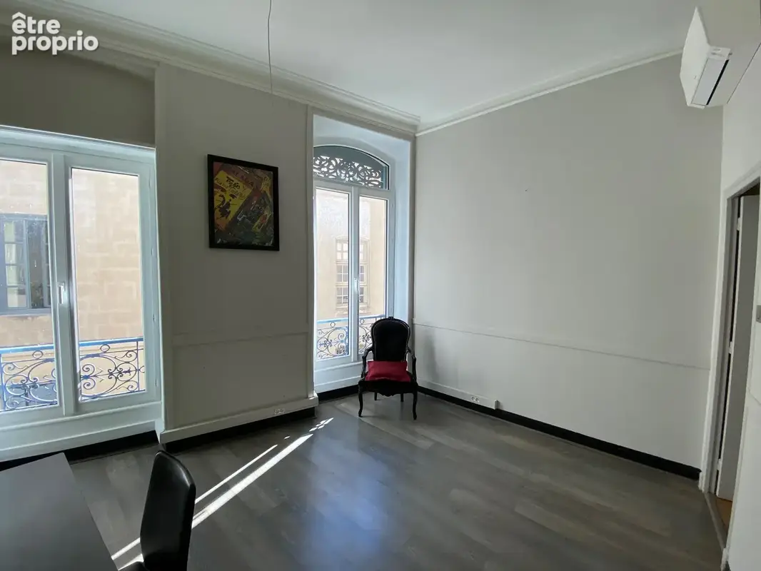 Vente bureaux / locaux professionnels 75 m2 Nîmes centre historique Arènes avec cave — DPE B - photo 3
