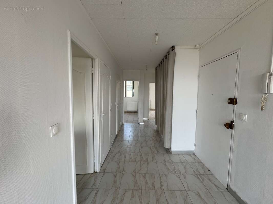 Bel appartement 5 pièces (3 chambres) avec terrasse, aperçu mer, cave et parking privé - photo 10