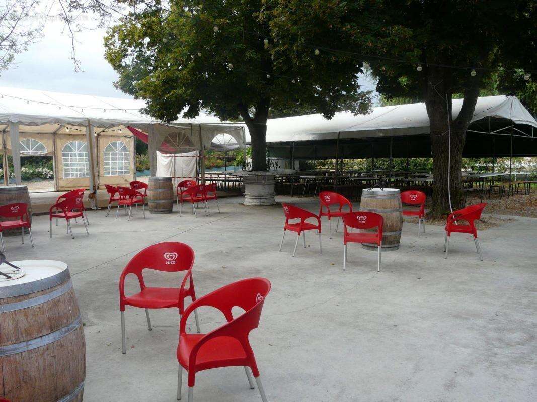 Commerce à CASTELNAU-MONTRATIER