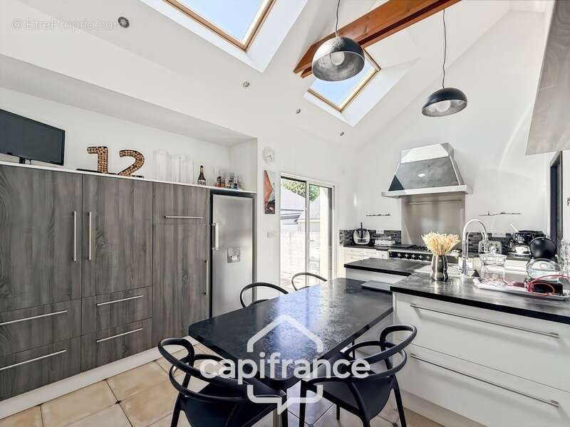 Maison contemporaine de plain-pied de 160 m² – 4 chambres – Véranda de 27 m² avec spa – Double garage – Carport – Noyal-Pontivy - photo 2