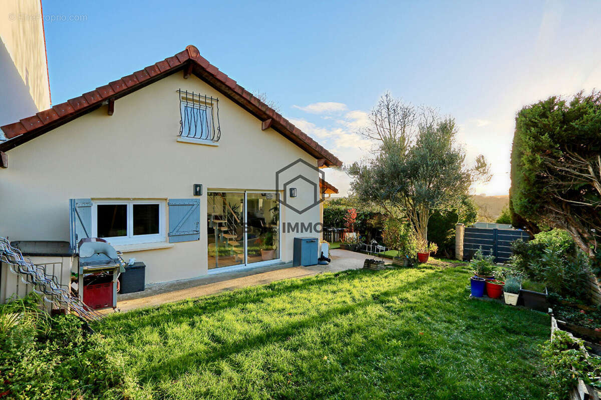 Maison à MANDRES-LES-ROSES