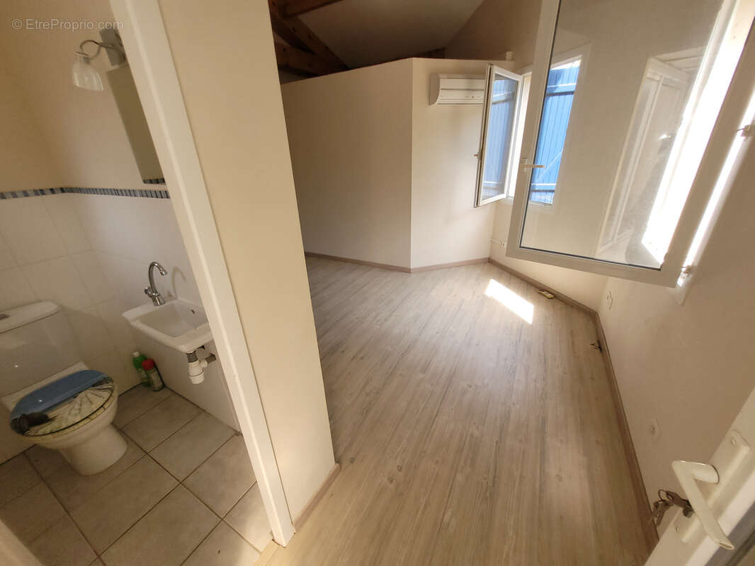  FLEURY Villa de type V d'une SH 152 m2 sur 3 faces sur un terrain de 619 m2 avec piscine. - photo 15