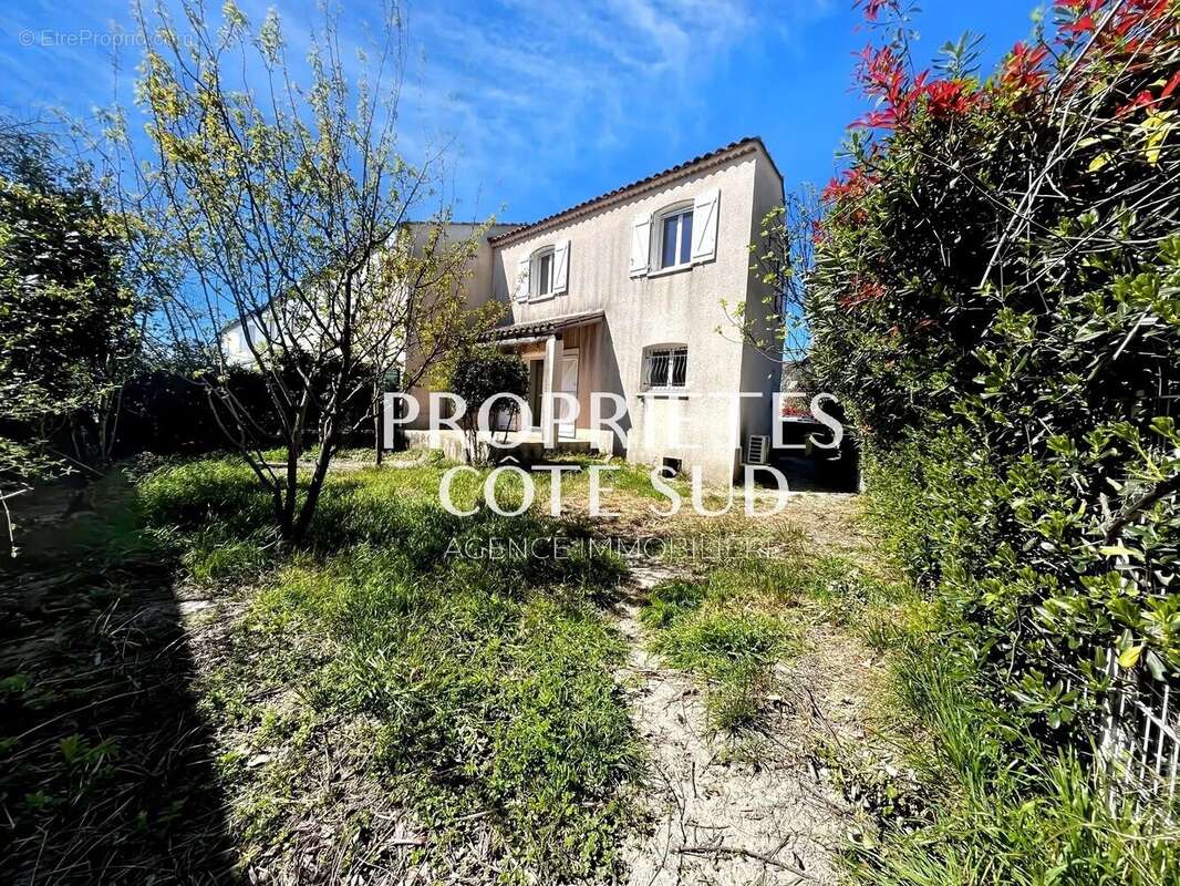Maison à ENTRAIGUES-SUR-LA-SORGUE