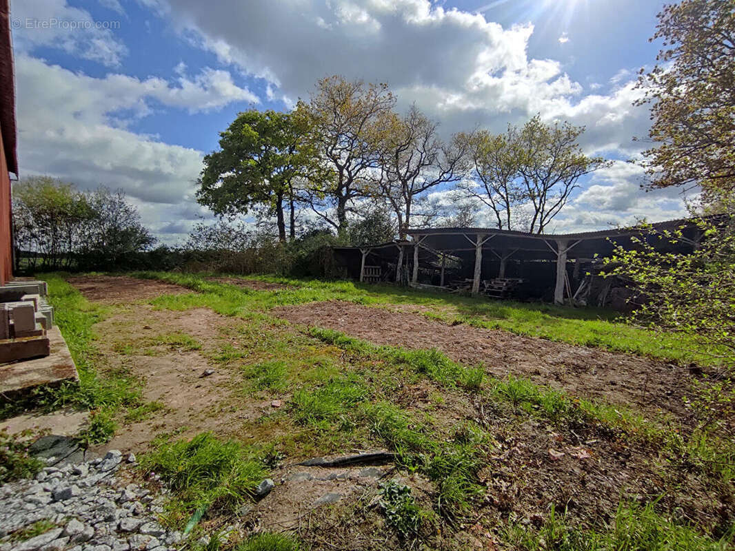 Parking à NIEUL-LE-DOLENT
