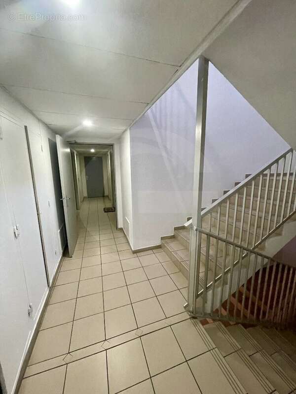 Studio vendu loué avec terrasse - photo 3