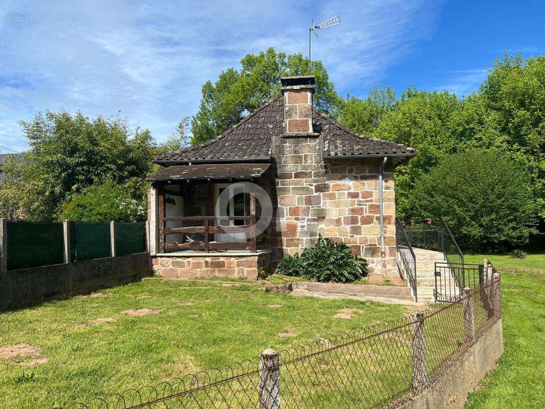 Maison à SAINT-PANTALEON-DE-LARCHE