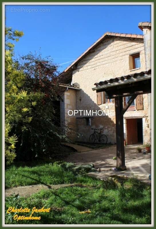 Maison à MONTMOREAU-SAINT-CYBARD