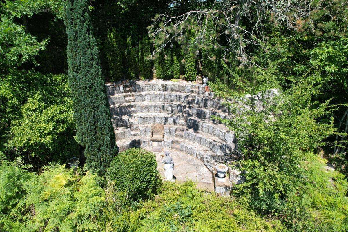 Propriété rare traversée par une rivière - Dépendances -Théatre de verdure - photo 3
