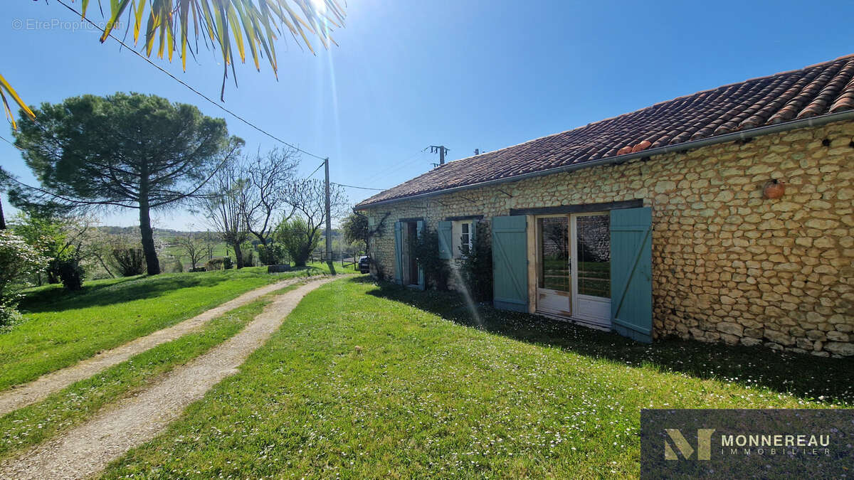 Maison à MONTMOREAU-SAINT-CYBARD