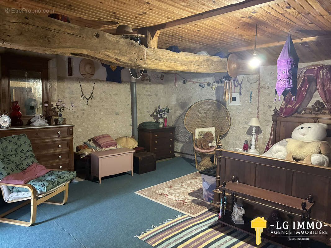 Belle maison familiale de 315 m2,  4 chambres, terrain 8000 m2, dependances - photo 9