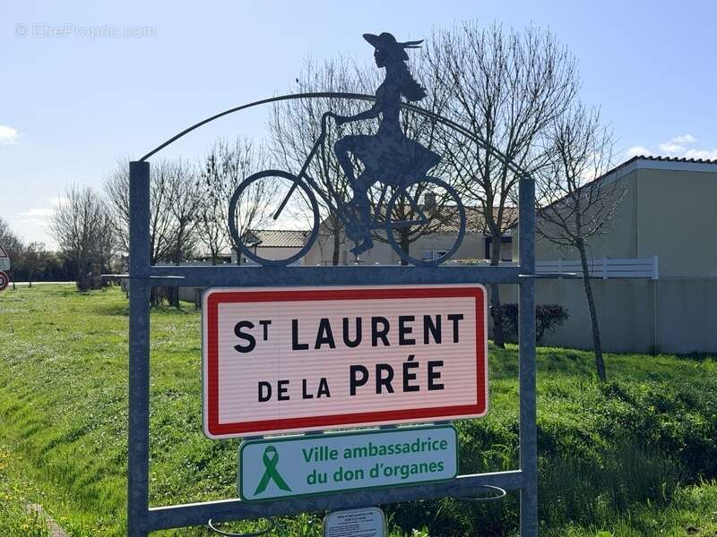 Terrain à SAINT-LAURENT-DE-LA-PREE