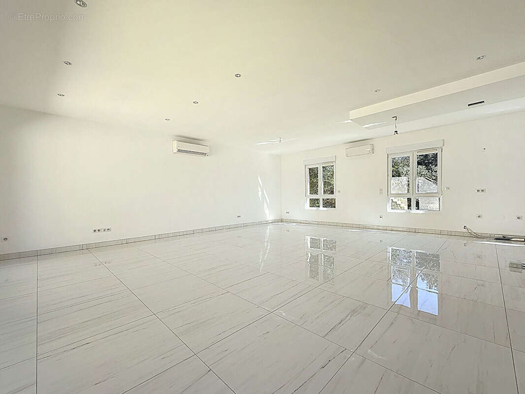 A vendre Villa à Mougins 5 pièces de 165 m² sur 1335 m² de terrain avec piscine - photo 8