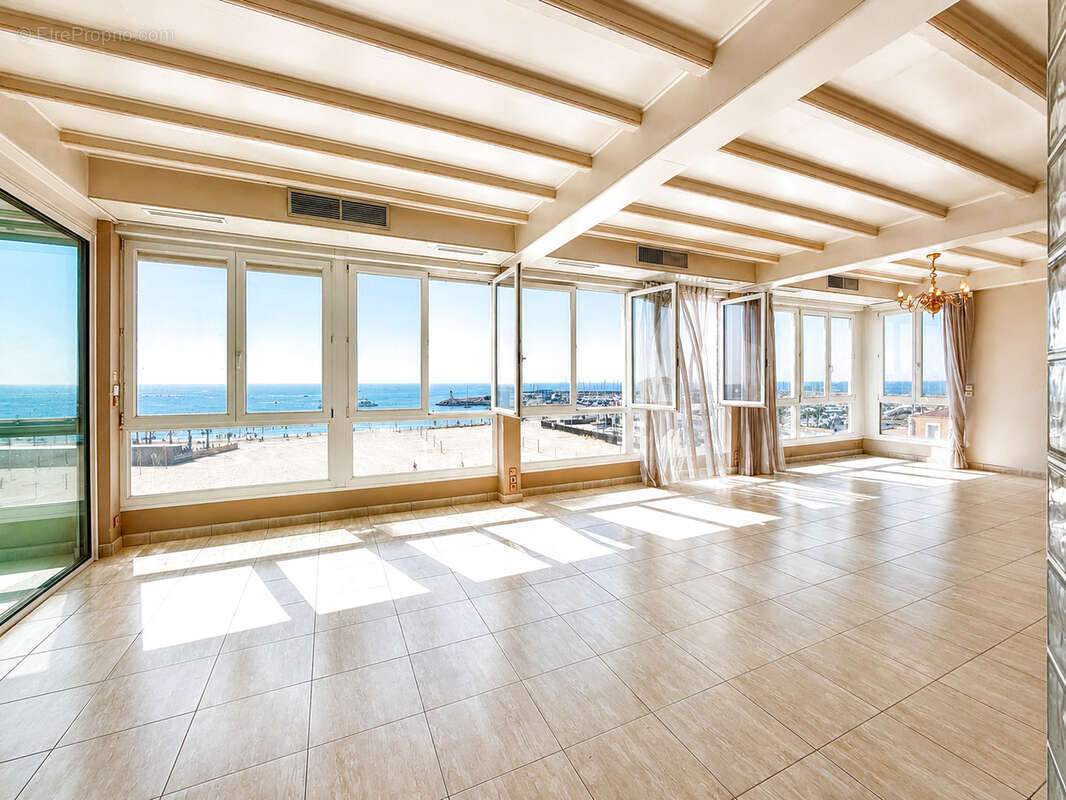 Palavas ,dernier étage privatif en vue mer panoramique , T4/5 de 182 m2 traversant   , 2 boxs privés , cellier - photo 5