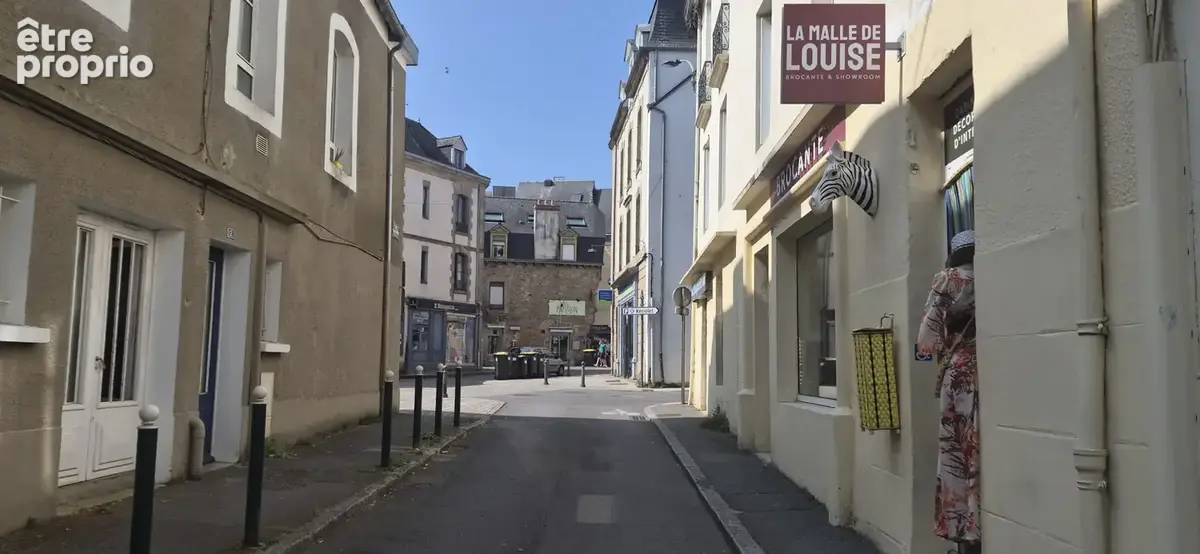 Local commercial - Vitrine sur angle de rue - 150m de la mairie. - photo 3