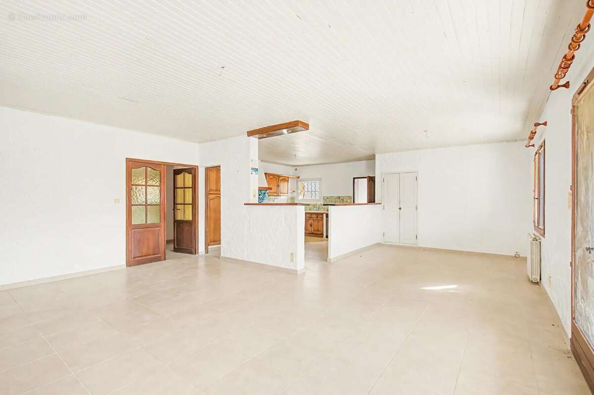 Maison à ENTRAIGUES-SUR-LA-SORGUE