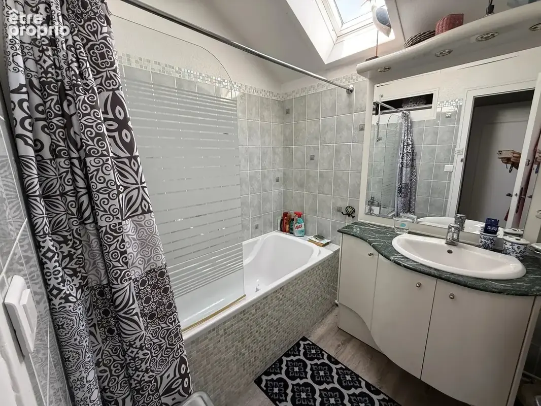 A proximité de Ruffec, magnifique maison en pierre de caractère offrant cinq chambres avec jardin, piscine et dépendances - photo 15