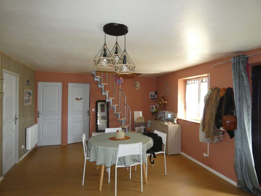 Maison à BELLENAVES