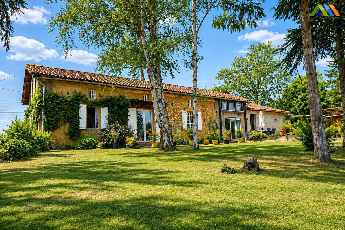 Maison à VILLECOMTAL-SUR-ARROS
