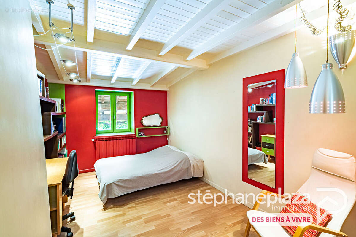 Maison de village avec cachet et charme de 171m², 4 chambres + espace bureau, dépendance, jardin et 2 places de stationnement au - photo 9