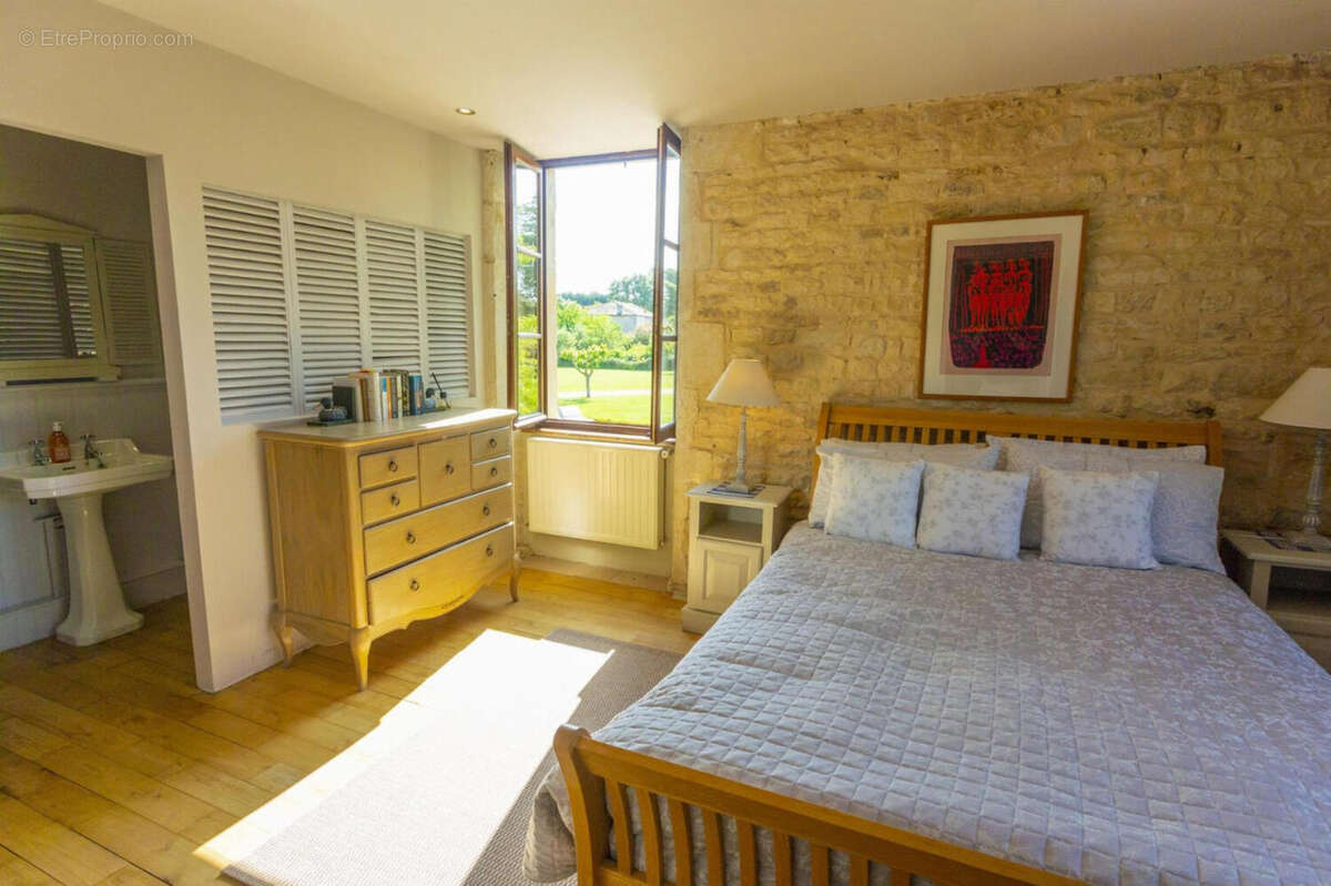 CHAMBRE - Maison à SALLES-DE-VILLEFAGNAN