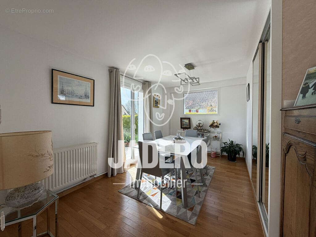 Maison à LE MESNIL-ESNARD