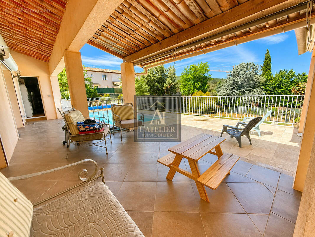 Maison de plain-pied d'une superficie de 136 m2 avec piscine sur une parcelle de 2000 m2 - photo 6