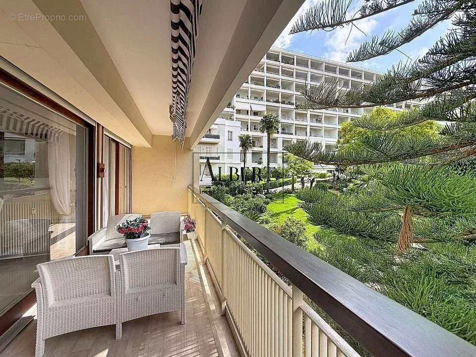 Cannes Centre – Élégant 3 pièces au cœur d’un parc historique - photo 2