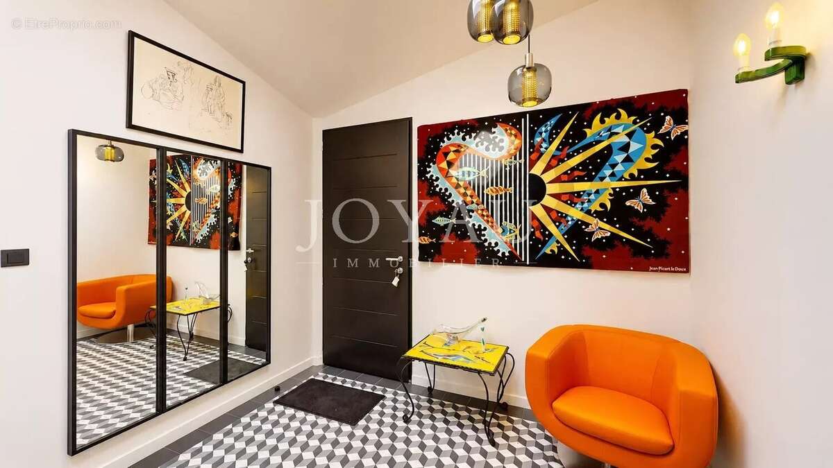 Maison familiale avec piscine et garage – Côte Pavée, à proximité immédiate des écoles - photo 8
