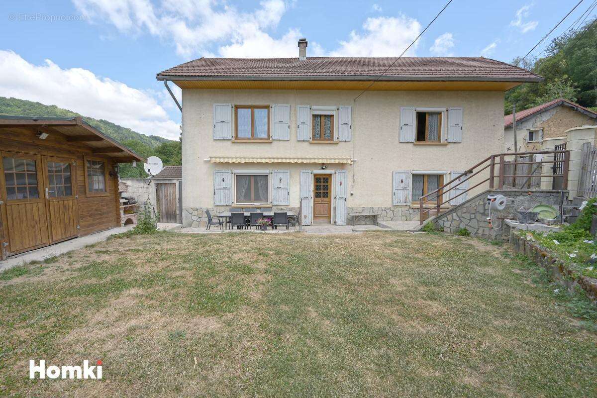 Maison avec dépendances et grand terrain – Chirens - photo 2