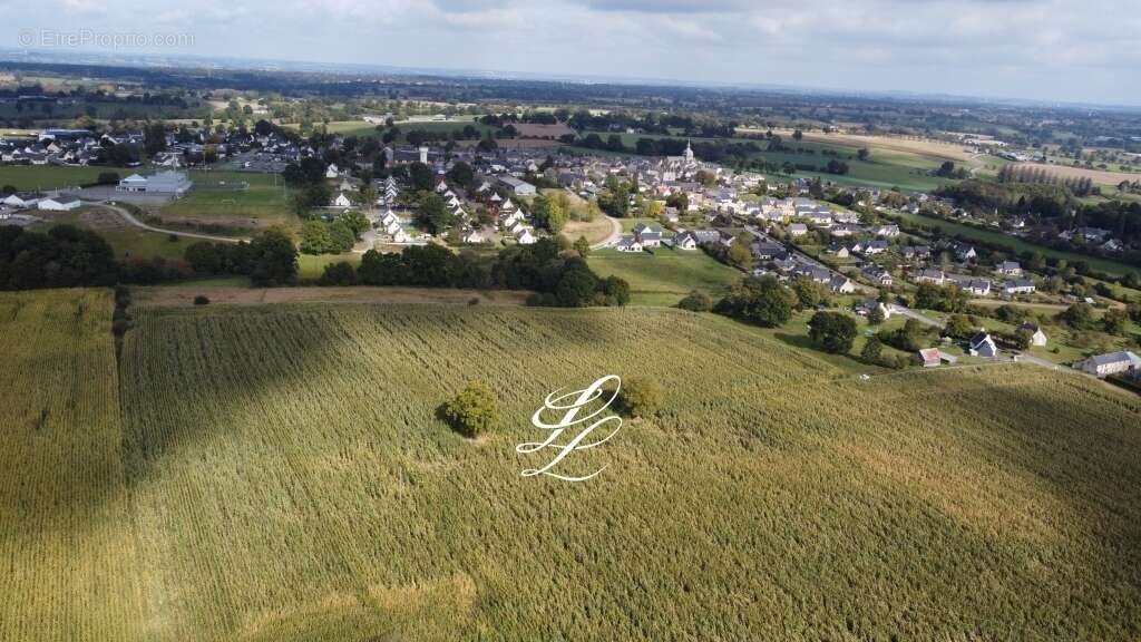 Terrain à LIVRE-SUR-CHANGEON
