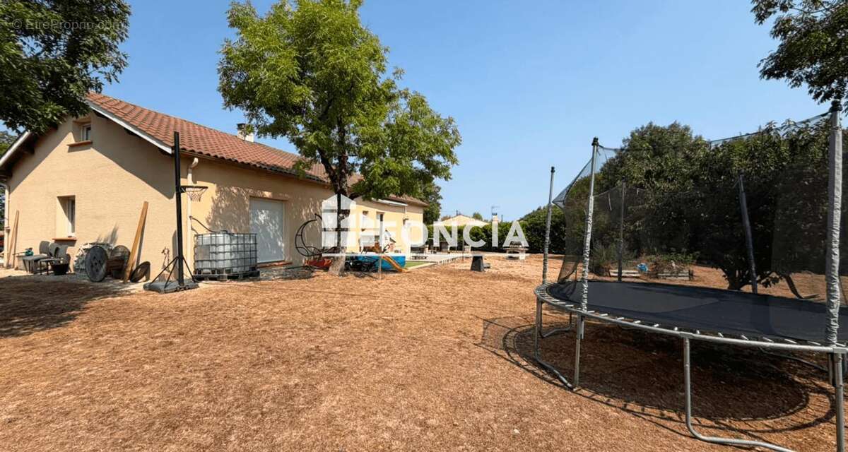 Le Montat, belle maison de 6 pieces, environ 134m2, sur une parcelle d'environ 2855 m2 - photo 13