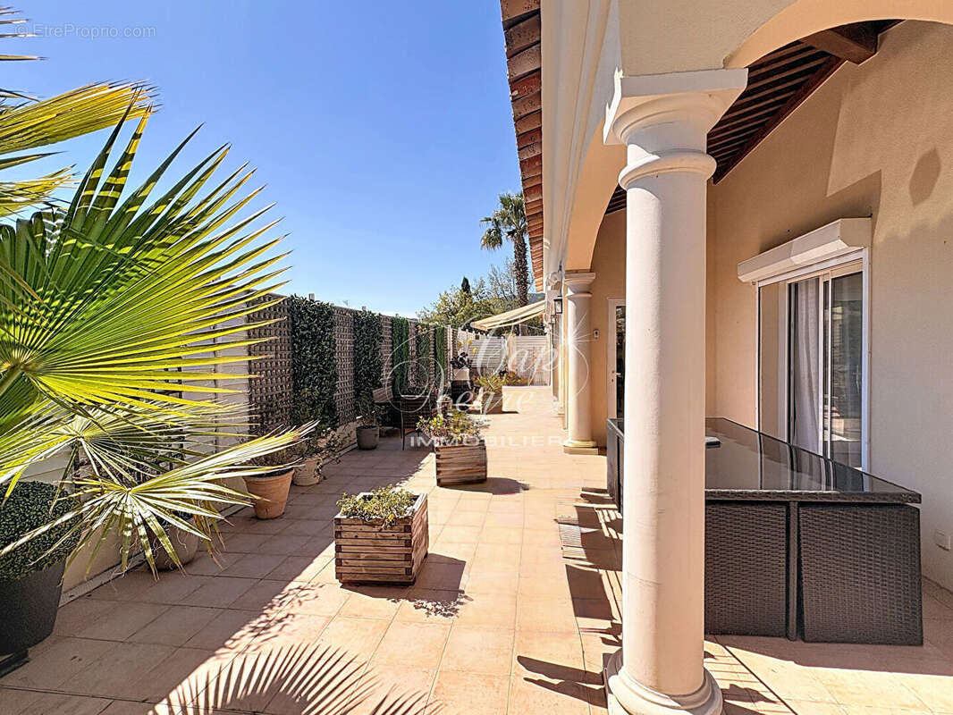 Maison rénovée proche commodités avec jardin et 3 parkings à vendre à sainte maxime - golfe de saint tropez - photo 2
