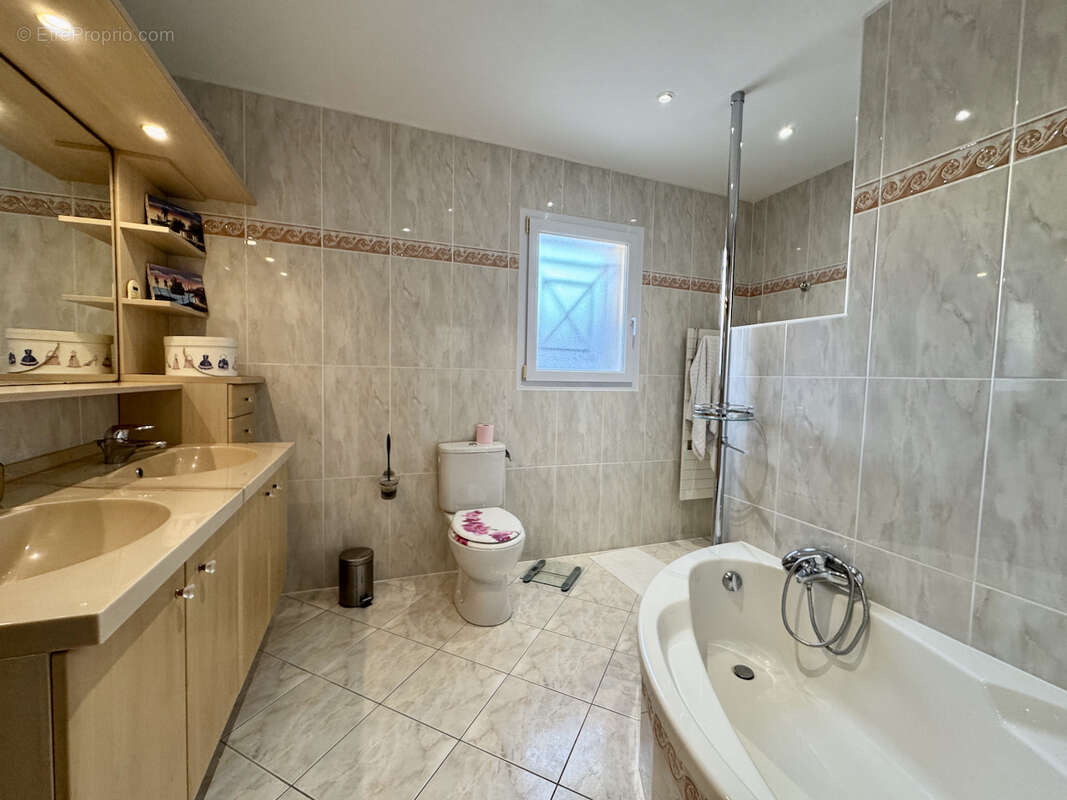 Maison à SAINT-ETIENNE-DE-FOUGERES