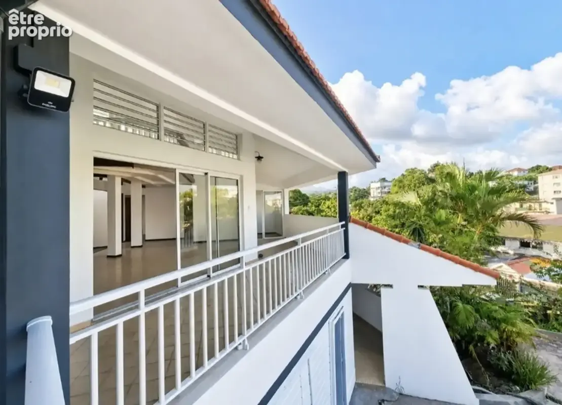 A vendre - Fort de France – Quartier Didier - Maison d'architecte – 7 Pièces – 4 Chambres + Petit T2 Indépendant - photo 5