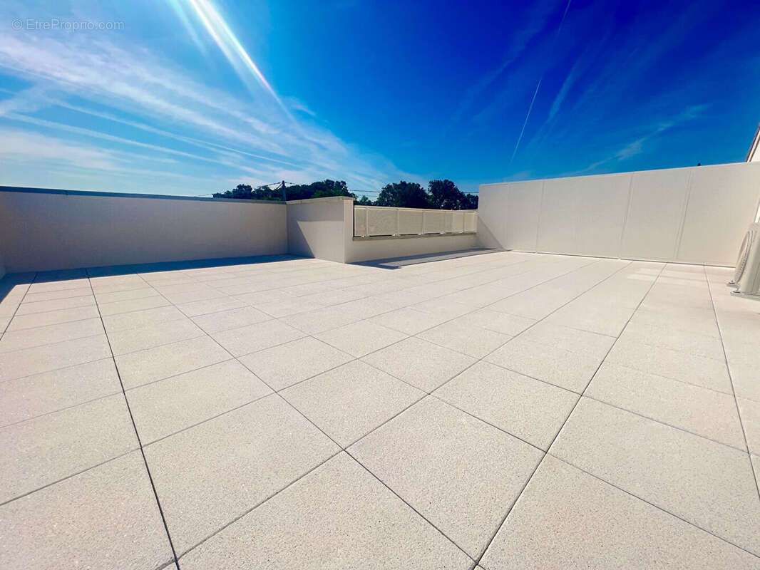 Appartement à PINS-JUSTARET