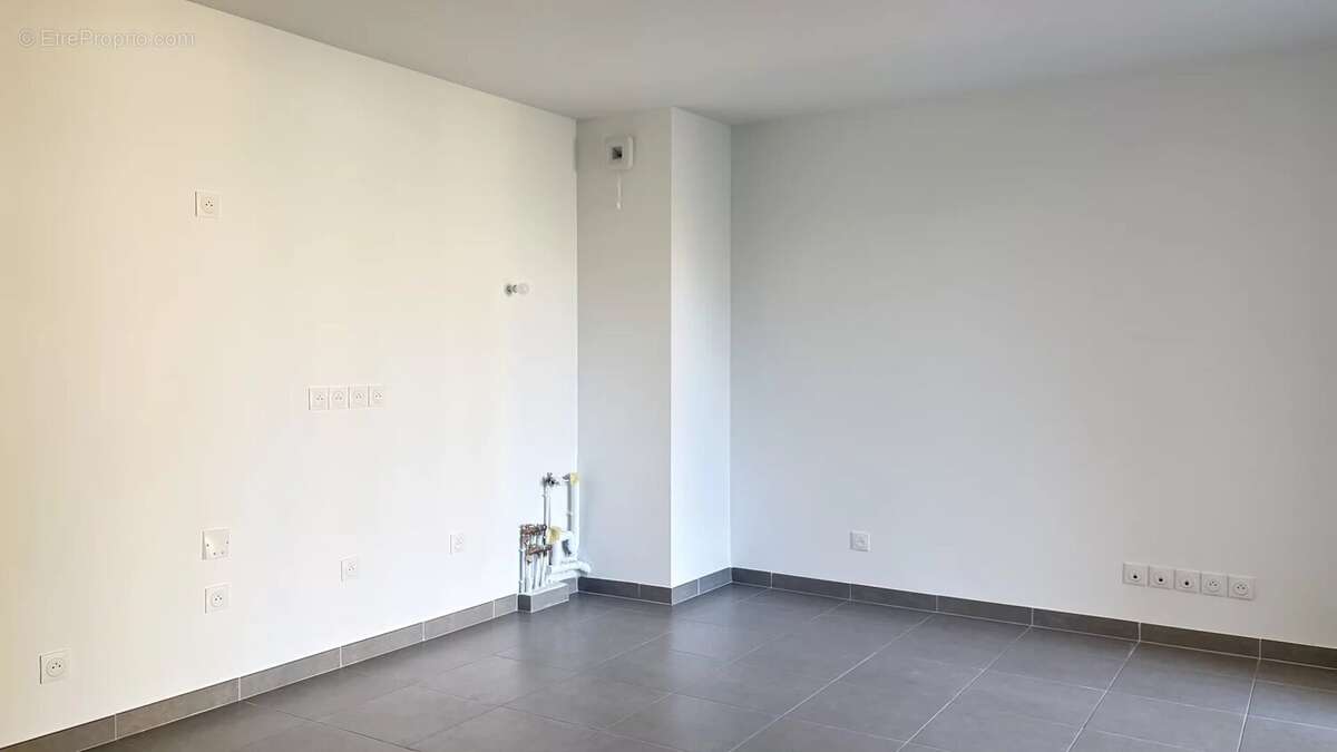 Appartement T2 - Etat Neuf avec jardin privatif et stationnement - Port-de-Bouc - Résidence Villa Marina - photo 3