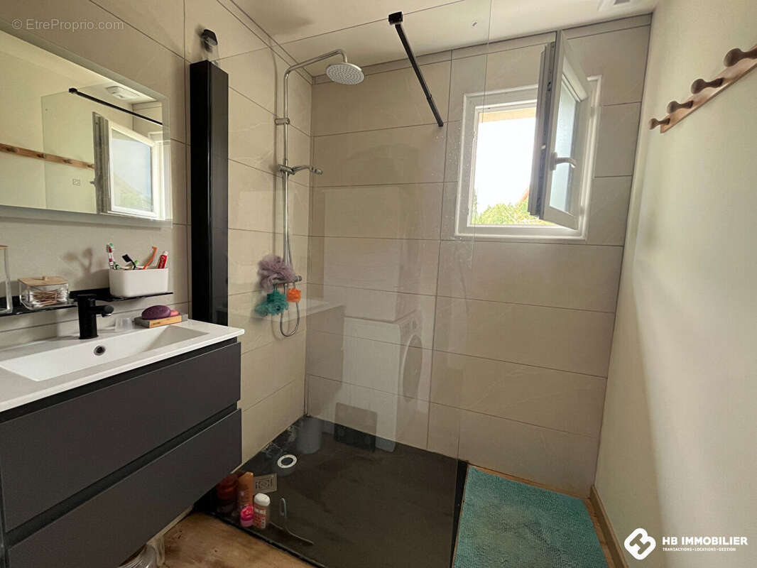 Maison à SAINT-CYR-DE-FAVIERES