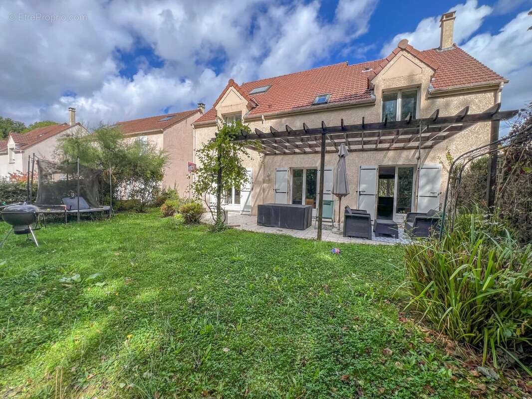 Maison à LE MESNIL-SAINT-DENIS