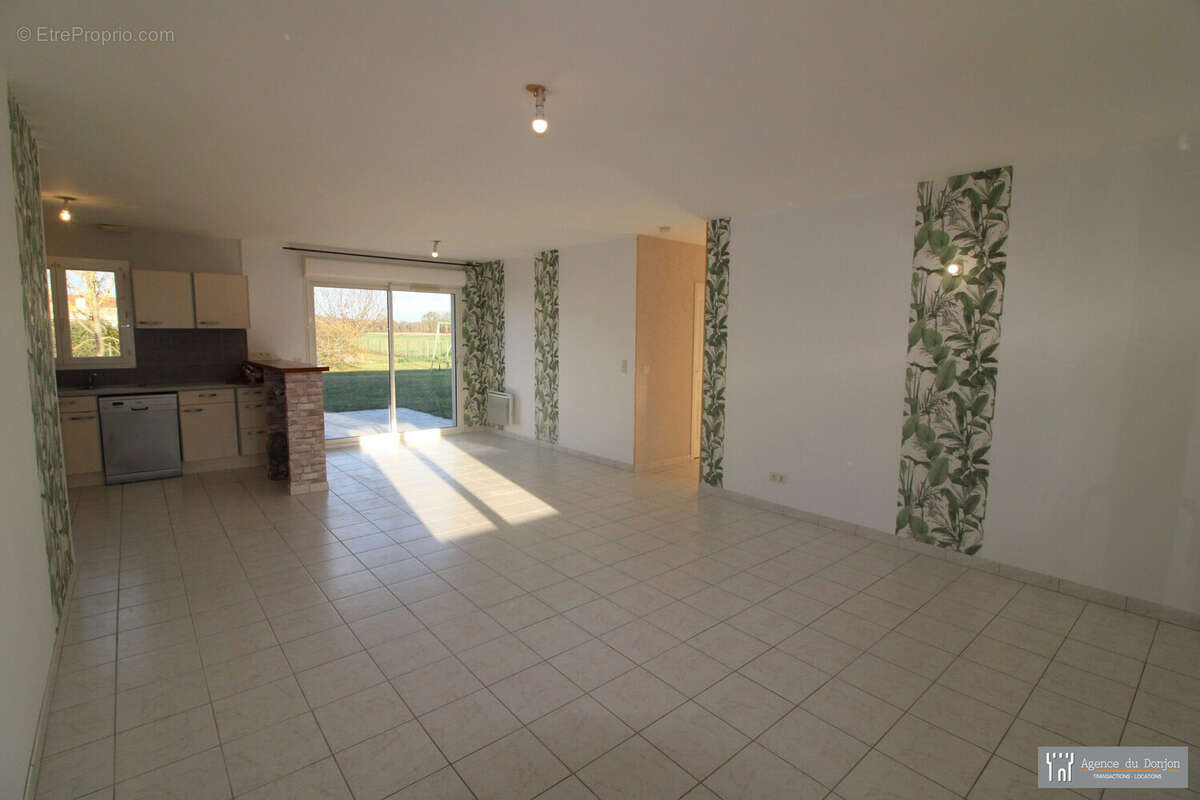 Maison à SAINT-GENIS-DE-SAINTONGE