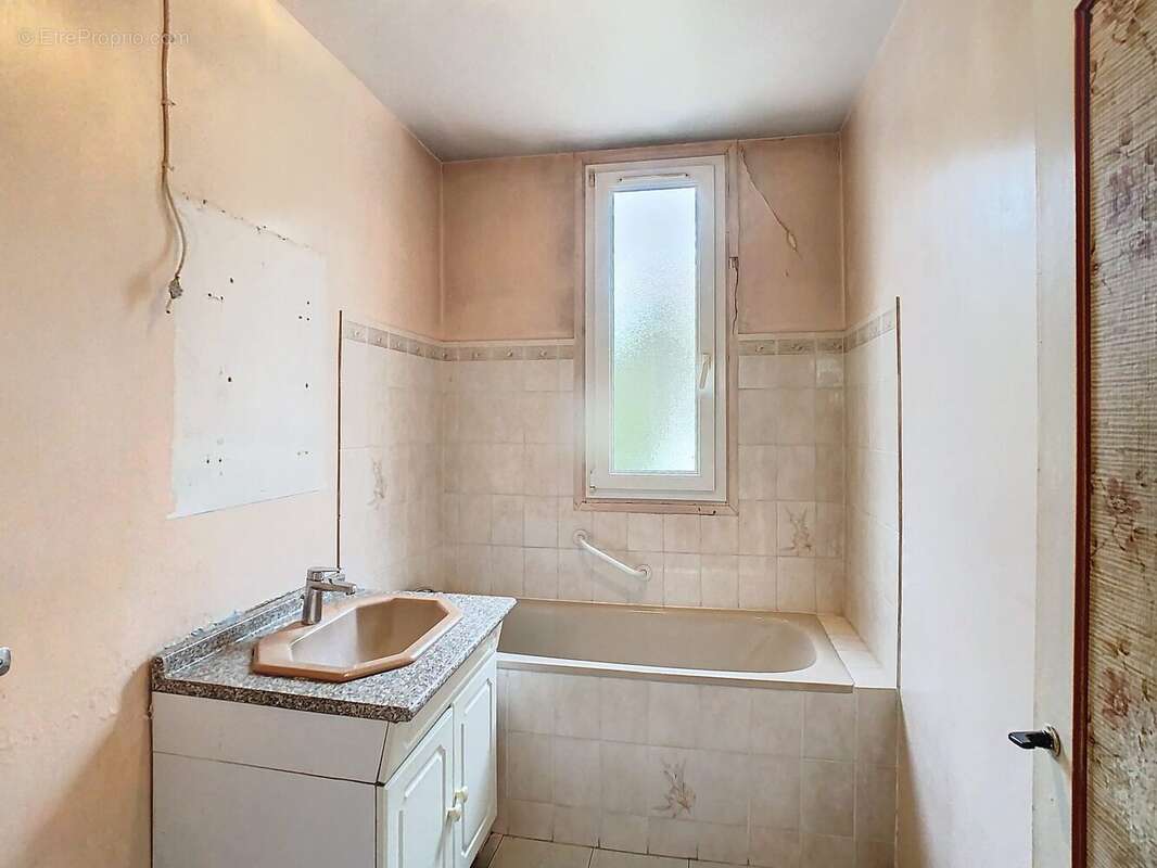 Salle de bain - Appartement à BUC