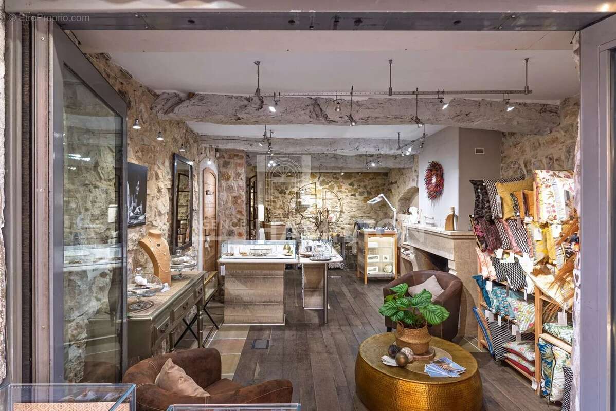 Commerce à VALBONNE