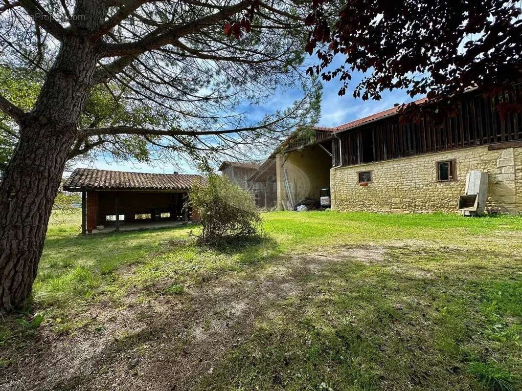 Maison à MONLEON-MAGNOAC