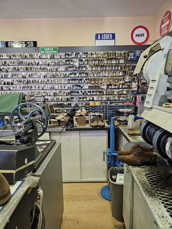 Commerce à CHATEAUNEUF-GRASSE