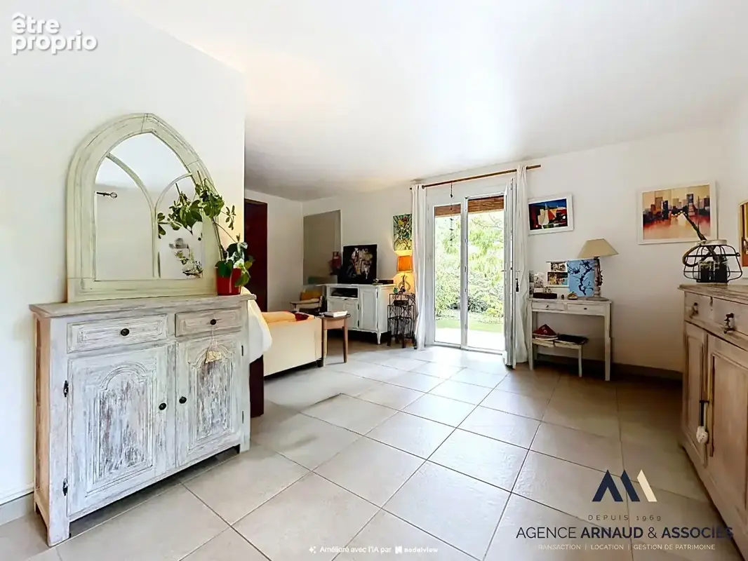 Maison de plain-pied avec piscine, grand jardin arboré et beau potentiel - photo 2