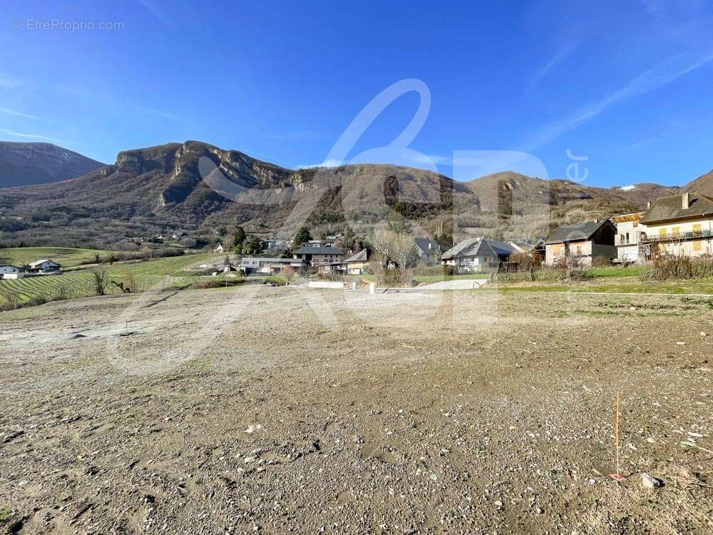 Terrain viabilisé (Lot 13) - Terrain à SAINT-PIERRE-D'ALBIGNY