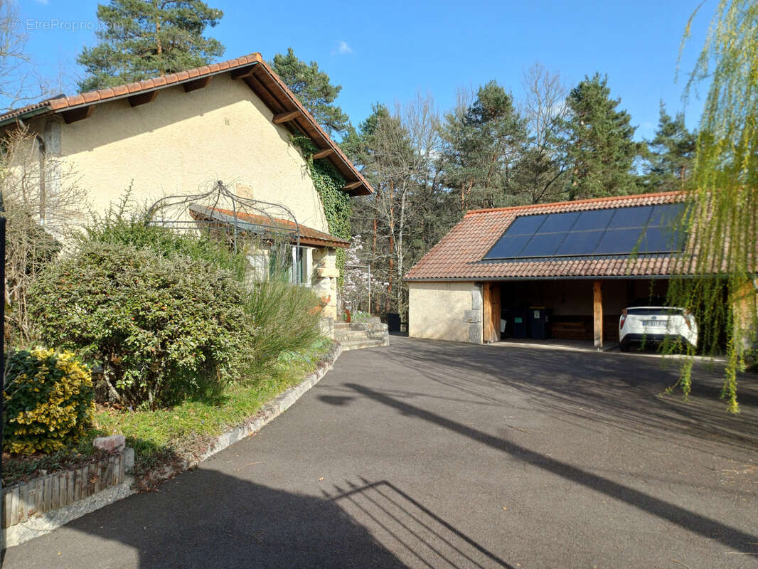 Maison à ESCOUTOUX