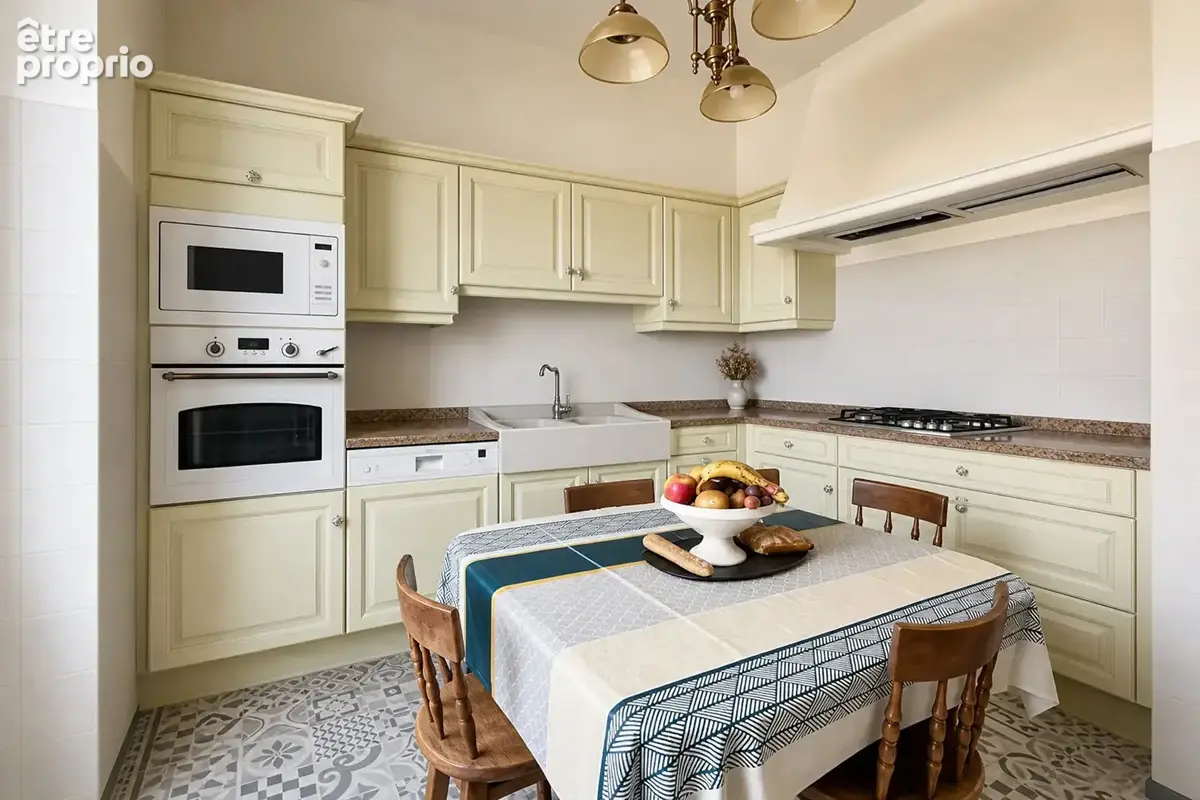 Cette grande maison individuelle de 6 pièces et d'environ 200m2 habitables offre un cadre de vie rare à Villeneuve-sur-Lot, avec - photo 4