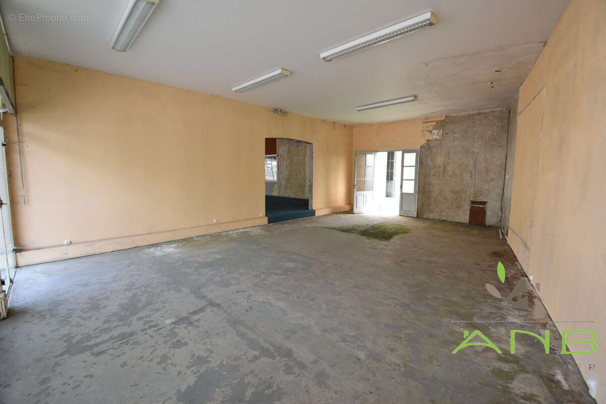 Commerce à PIEGUT-PLUVIERS