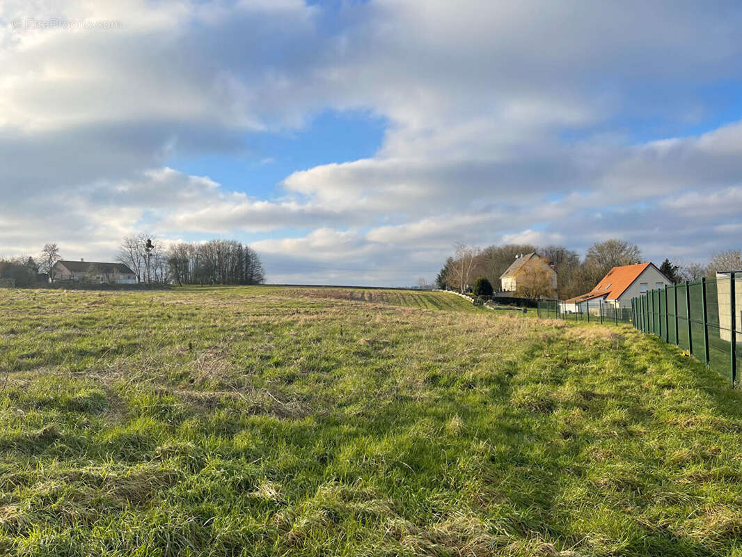 Terrain à MONTMORT-LUCY