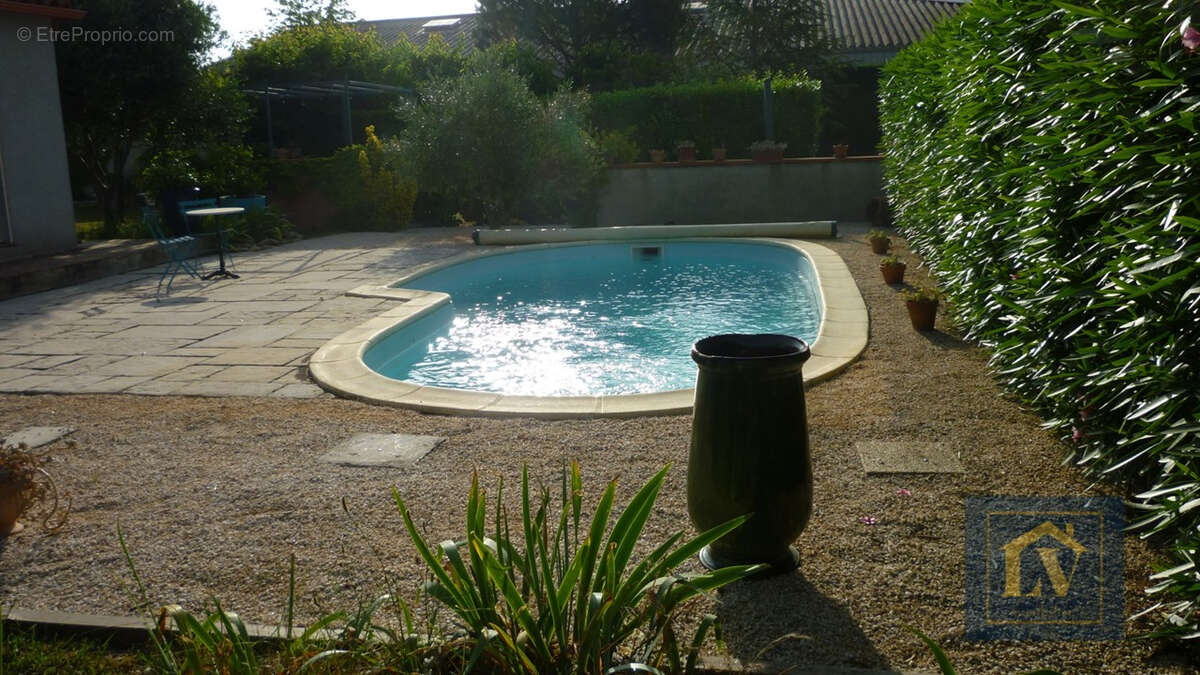 A vendre villa plain pied 5 pièces avec garages, jardin et piscine - photo 4